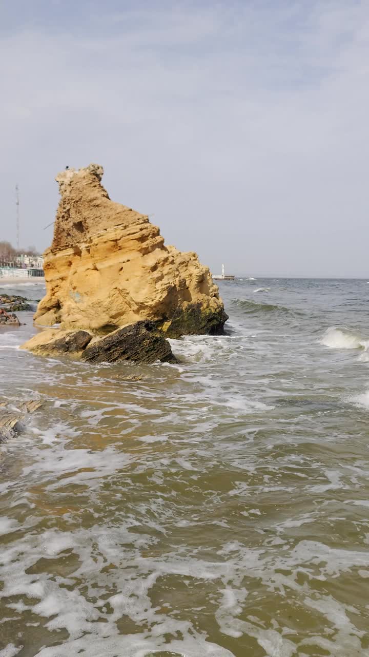 风景秀丽的敖德萨海滨，海浪和岩石海岸视频素材