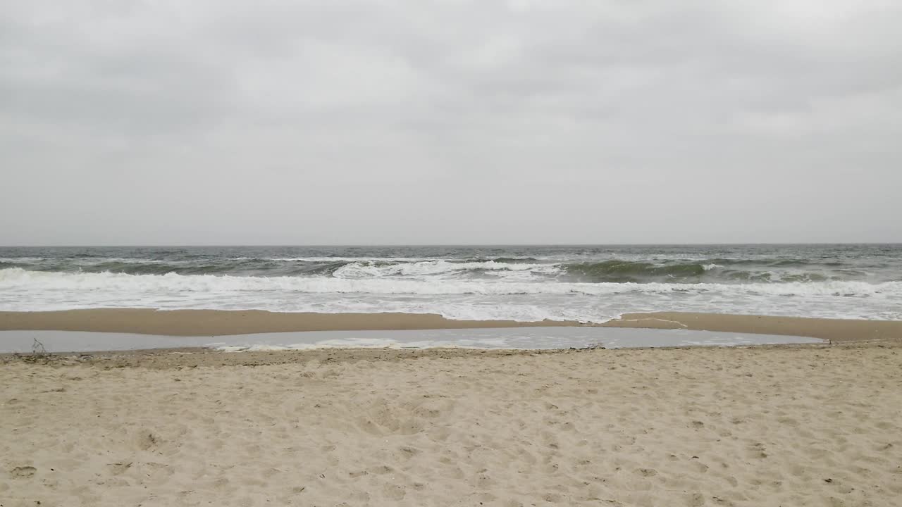 暴风雨的海浪和灰色的天空阴沉的天气镜头视频下载