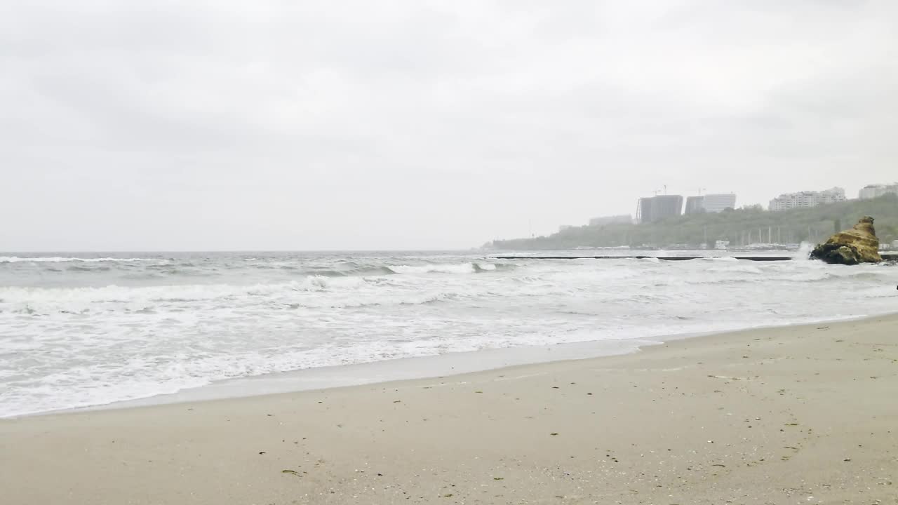 穆迪敖德萨海滩上的慢动作暴风雨海浪视频下载