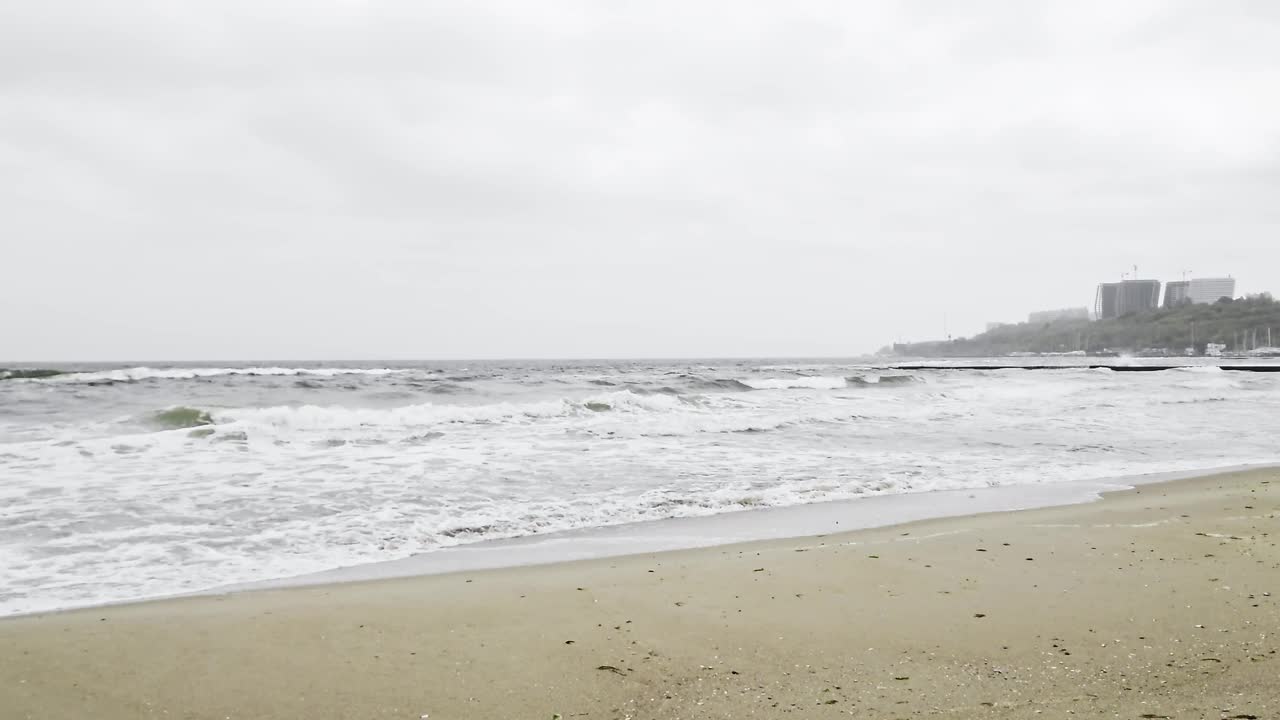 暴风雨敖德萨海滩波浪灰色天空场景视频素材