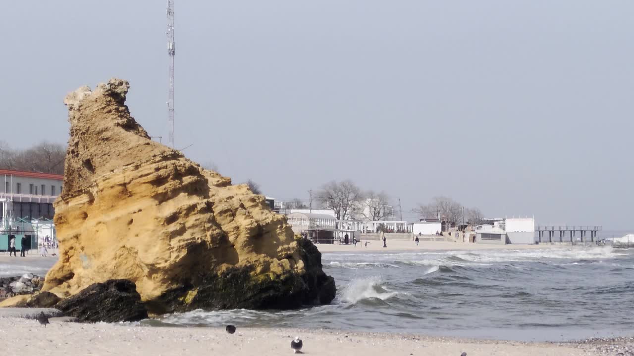 敖德萨海岸线上的海浪溅在岸边的岩石上视频下载