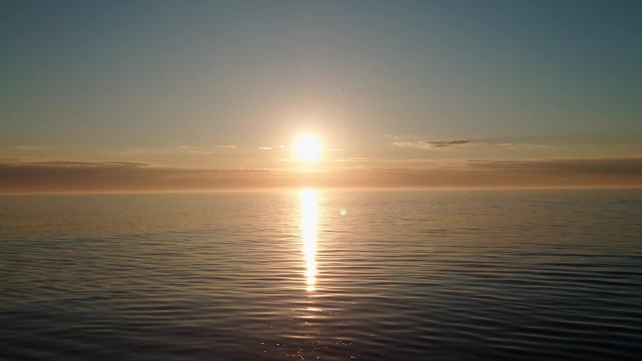 太阳从海上升起，周围是引人注目的云彩视频下载