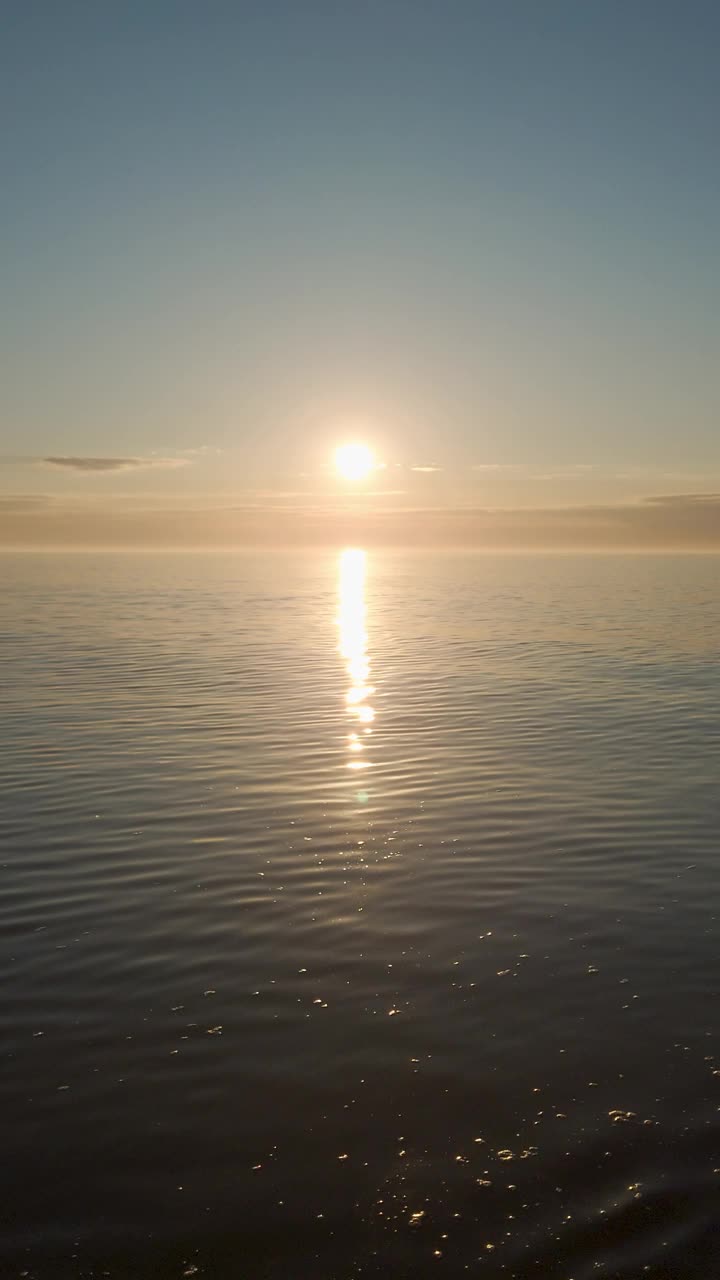 海上日出，天空多云视频素材