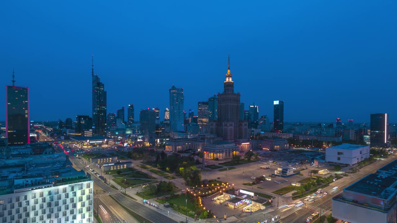 华沙波兰时移高角度观看夜间到白天的城市天际线在中央广场市中心商业区视频素材