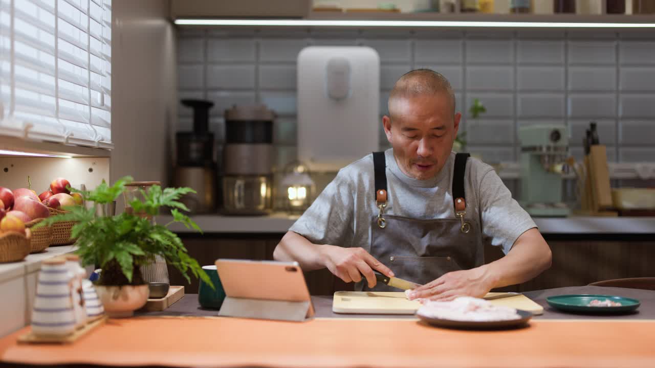 一位中年男子正在准备食物视频素材