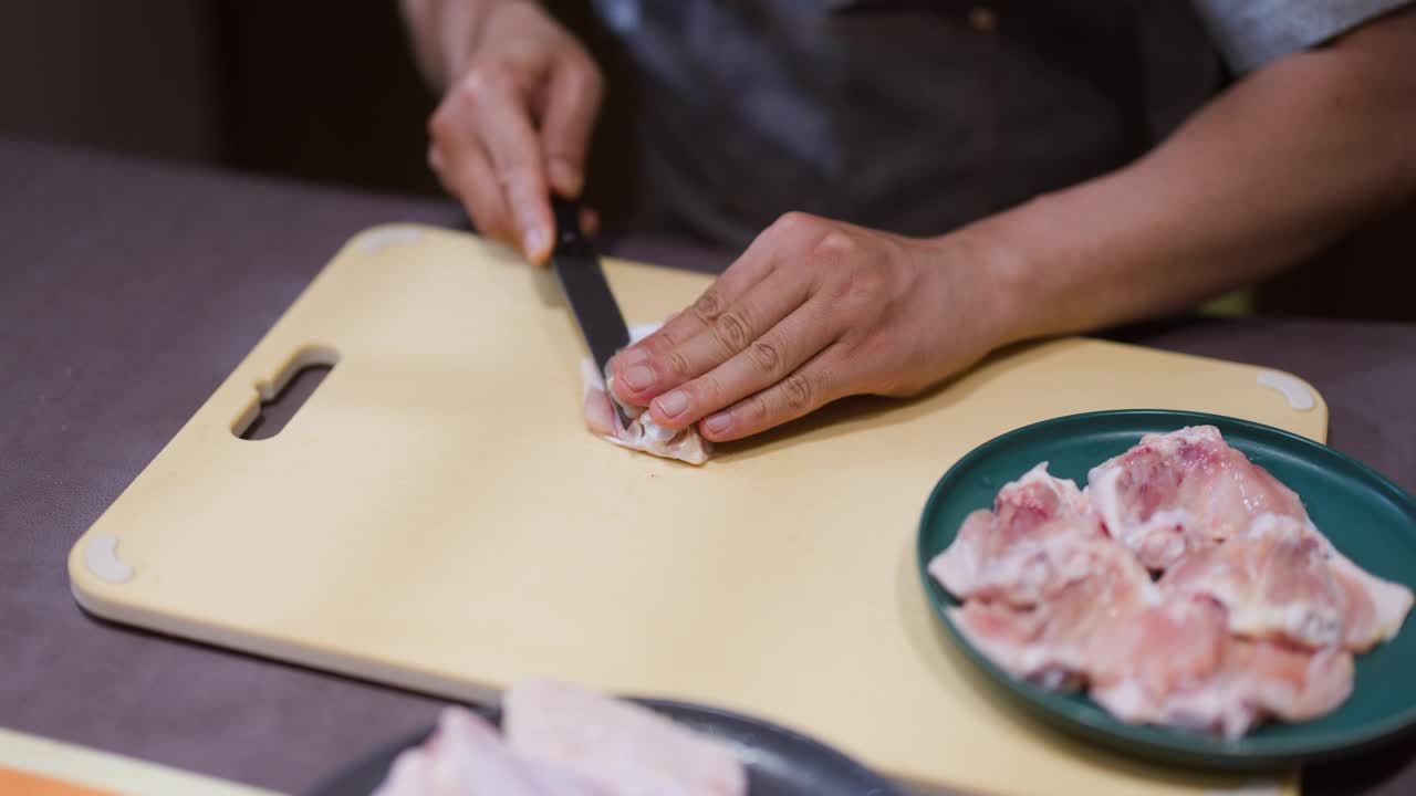 准备食物的手特写视频素材