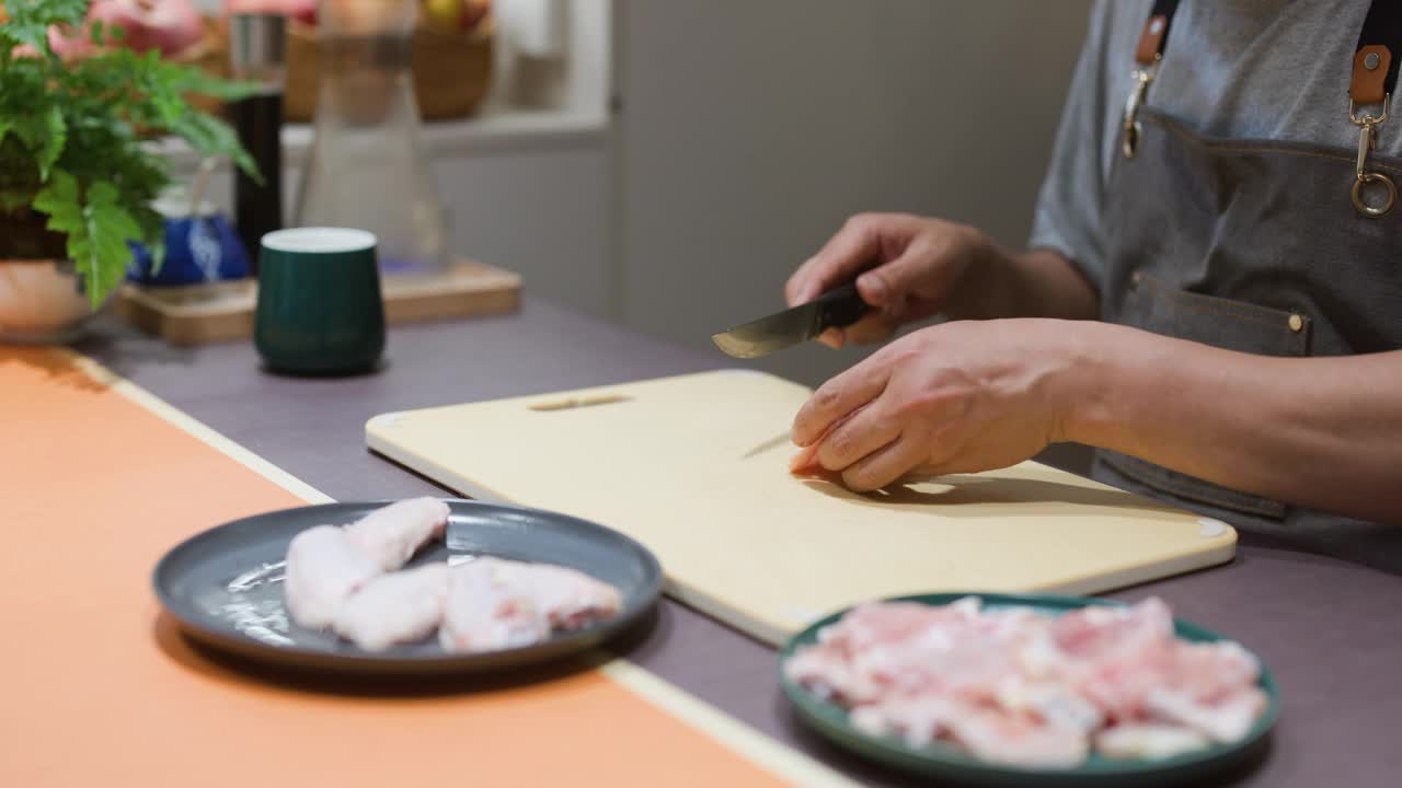 一位中年中国男子正在准备食物视频素材