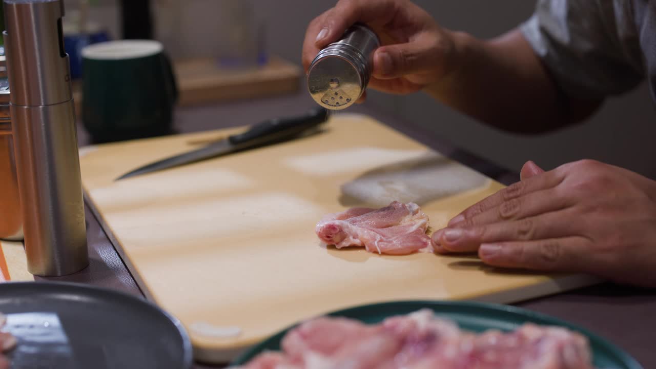 手切鸡肉的特写视频下载