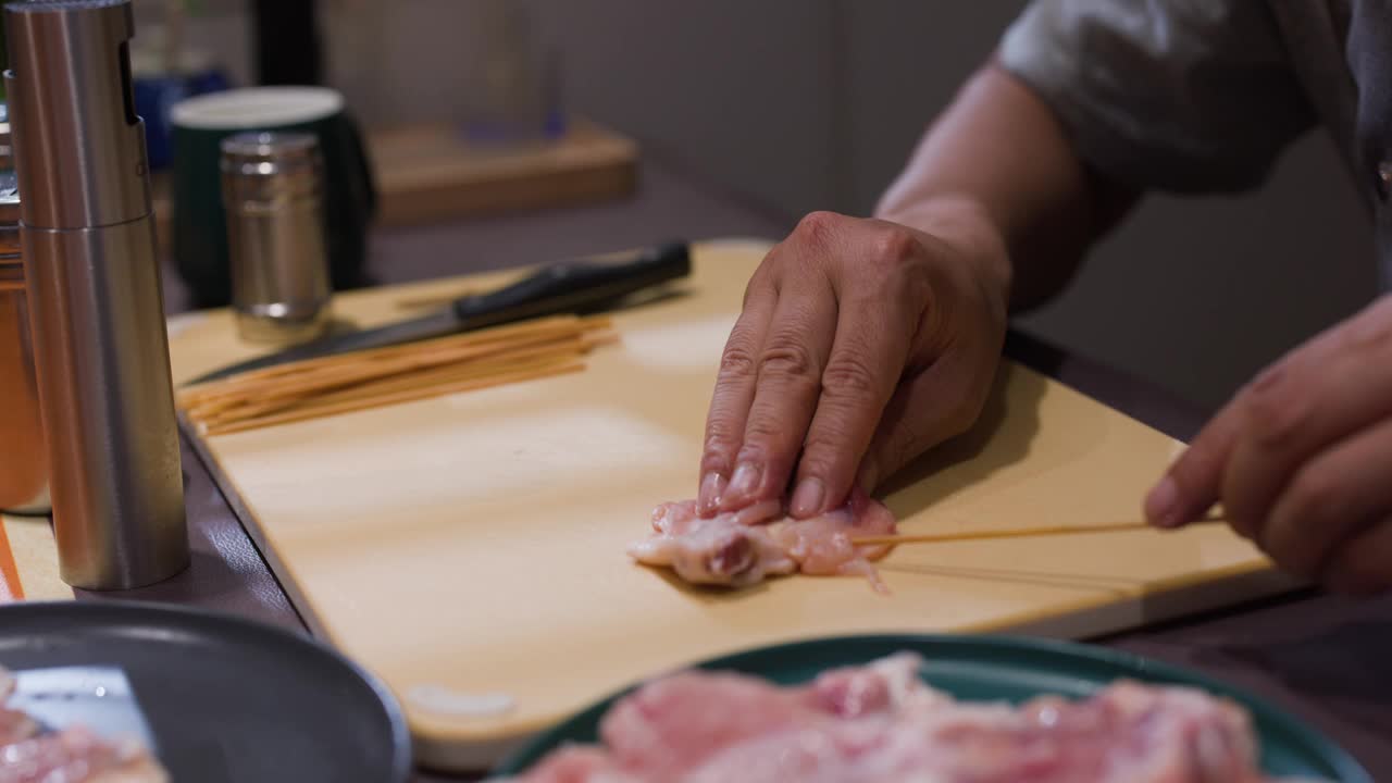 手切鸡肉的特写视频下载