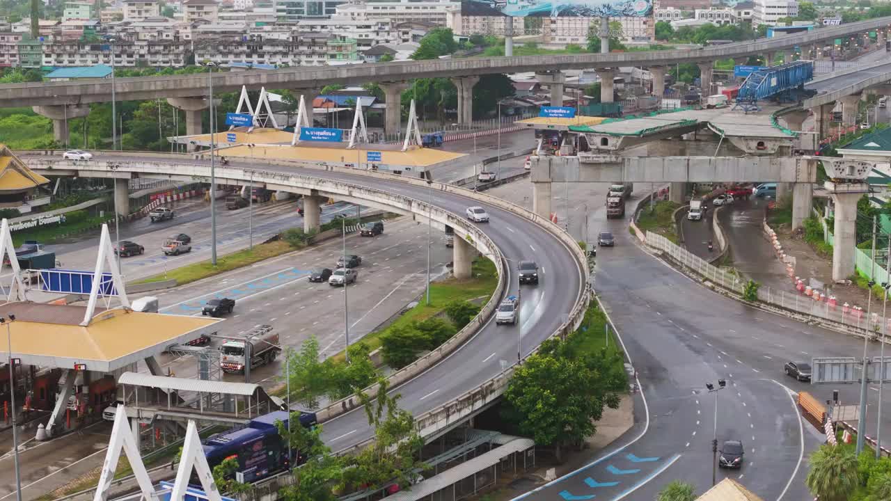 鸟瞰图城市交通枢纽道路与汽车车辆视频素材