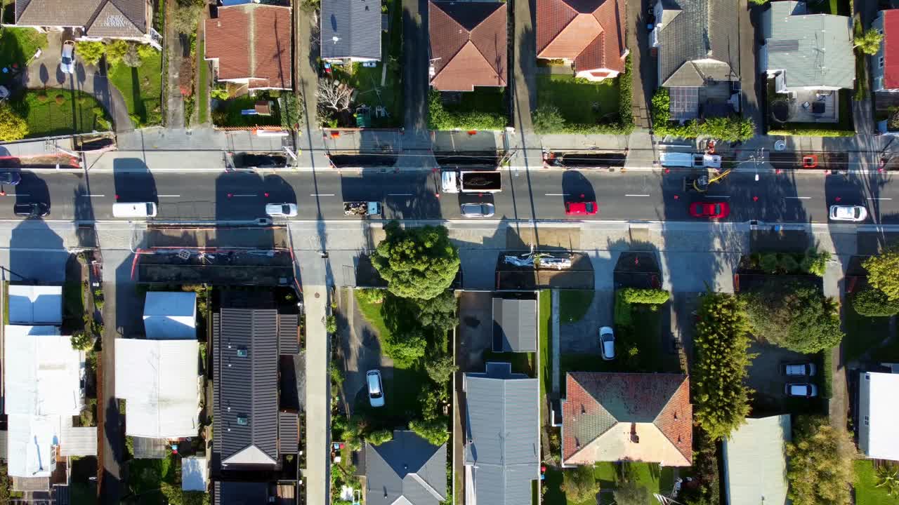 在建设中的道路上走走停停视频素材