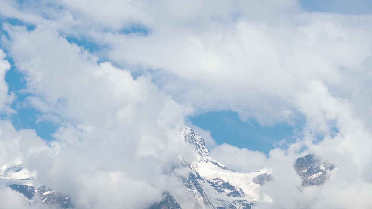 在印度拉胡尔的基隆，季风云在雪山上翻滚。自然景观优美。山与云，时间流逝。有旅游和度假背景。视频素材