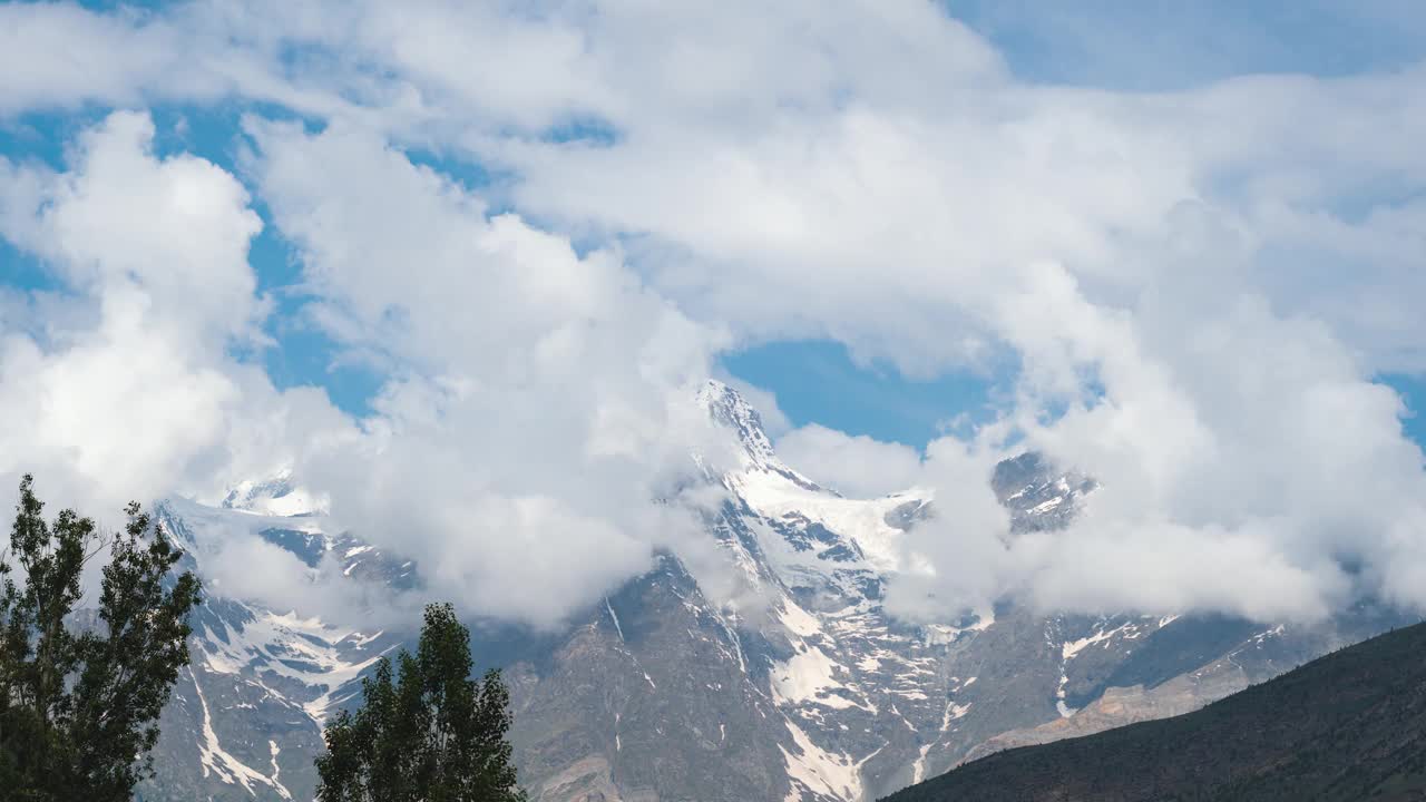 在印度拉胡尔的基隆，雪山上飞舞的云朵。夏季山地景观。时间流逝的山和云。自然背景。视频素材