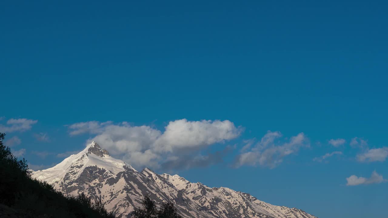 印度拉胡尔盖潘峰上空移动的云层。傍晚雪山上的晚霞。自然景观。视频素材