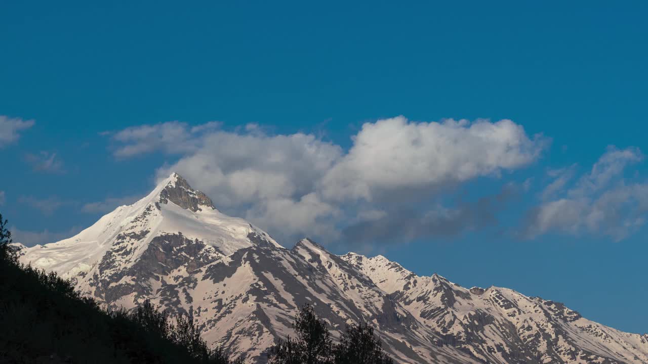 印度拉胡尔盖潘峰上空移动的云层。傍晚雪山上的晚霞。自然景观。视频素材