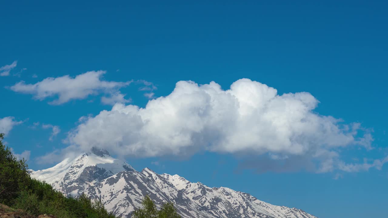 印度喜马偕尔邦拉胡尔圣盖潘峰上空的4K延时云。云在雪山上移动。夏日壮丽的喜马拉雅山。视频素材