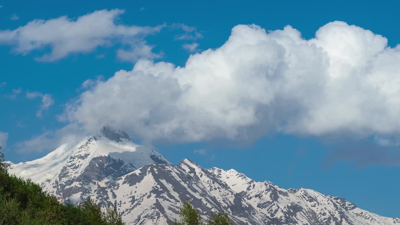 在印度喜马偕尔邦的拉胡尔，云彩在神圣的盖潘峰上空移动。雪山和喜马拉雅山的云彩时间流逝。夏季雪山高峰的时间变化。视频素材