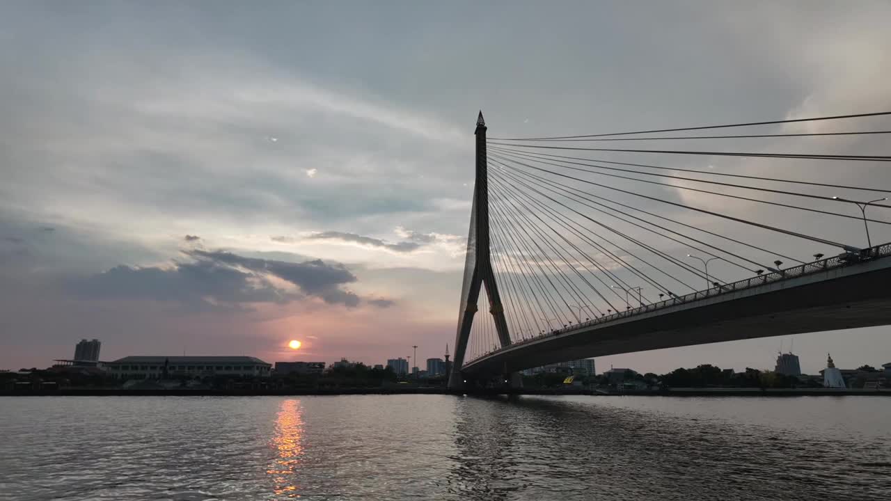 桥梁旅行移动延时水河液体建筑天空日落月夜交通交通海上公路景观城市结构景观高速公路目的地环境货物运输视频素材