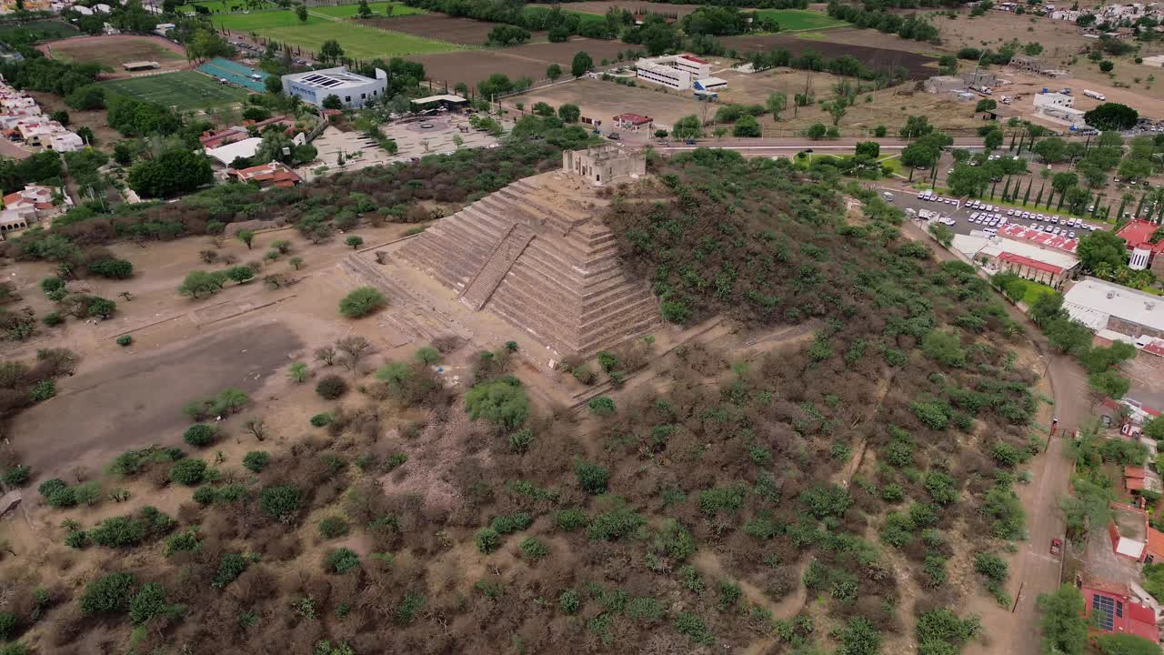 夏日里，科雷吉多拉州queremazaro的El Pueblito金字塔，玛雅历史遗迹视频素材