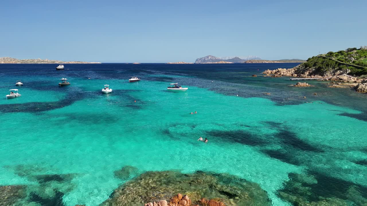 撒丁岛清澈的海水:天堂的夏日视频素材