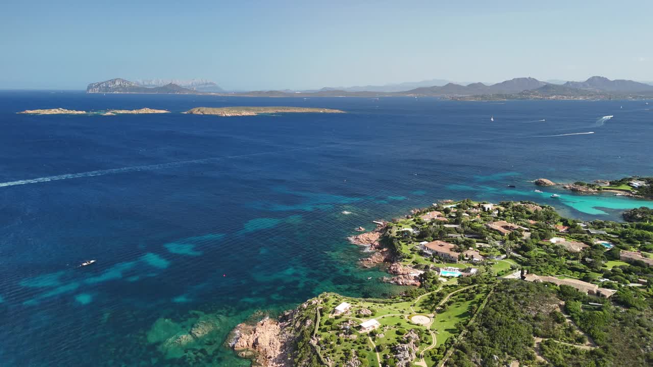 撒丁岛碧绿的海水和翠绿的海岸线鸟瞰图视频素材