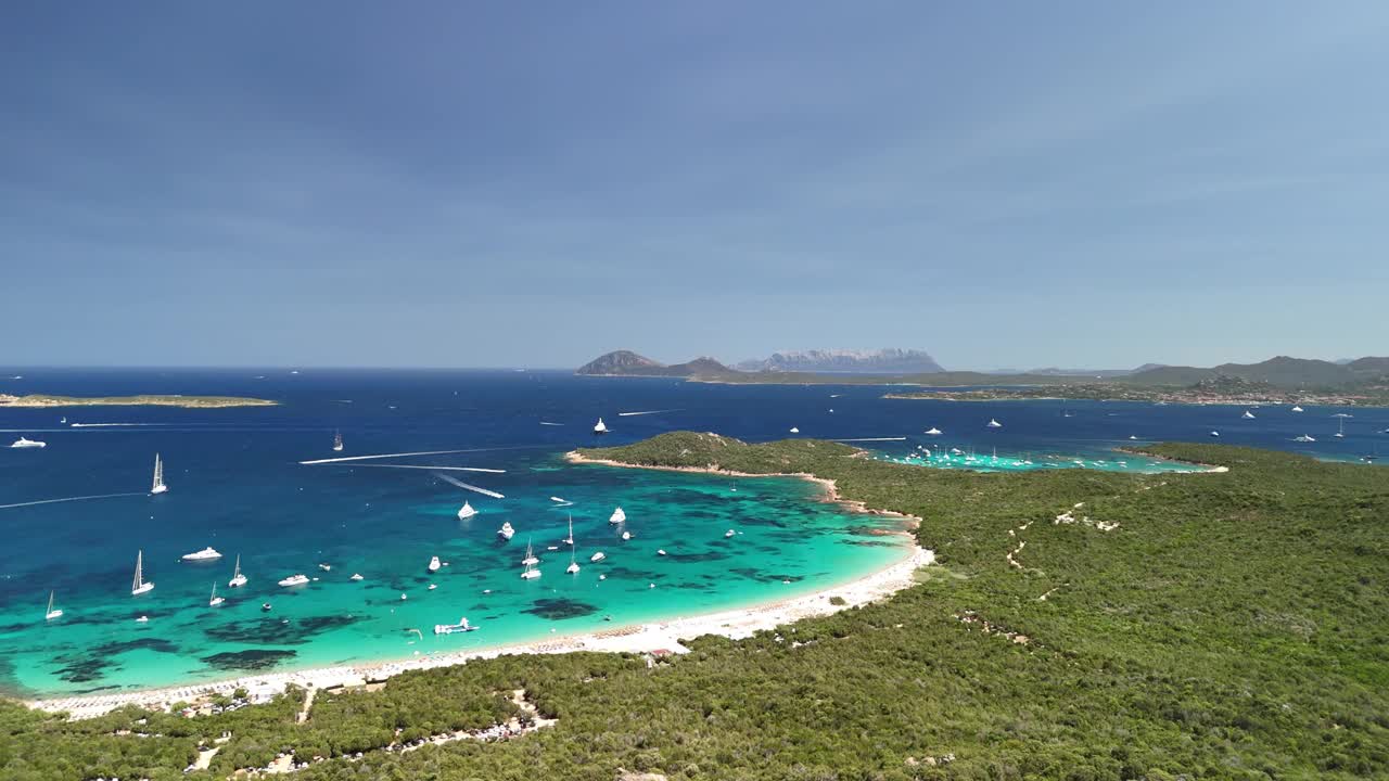 撒丁岛海岸线:宁静的海湾，绿松石般的海水和白色的沙滩视频素材