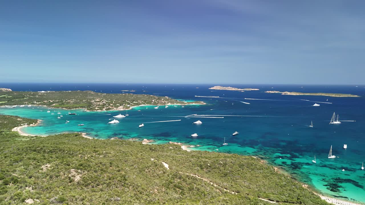 撒丁岛绿松石般的海水和郁郁葱葱的海岸线的壮丽景色视频素材