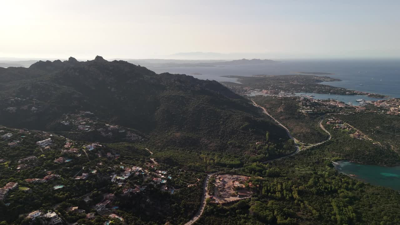 意大利撒丁岛崎岖海岸线鸟瞰图视频素材