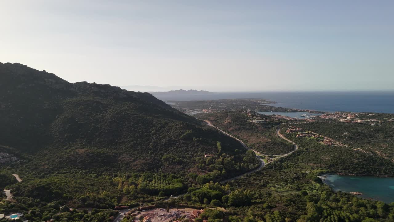 撒丁岛的宁静:一条穿过海岸山丘的蜿蜒道路视频素材