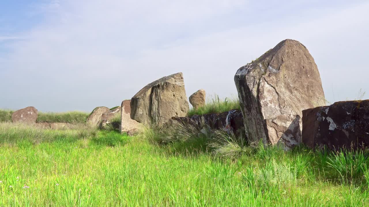 蓝天下碧绿原野中的宁静景岩，与大自然相连，帝王谷，哈卡斯视频素材