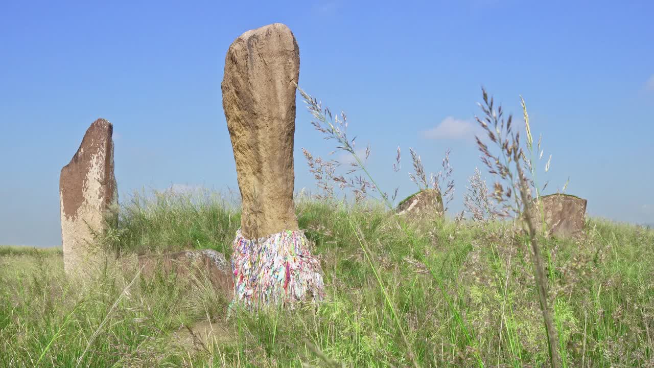 蓝天下碧绿原野中的宁静景岩，与大自然相连，帝王谷，哈卡斯视频素材