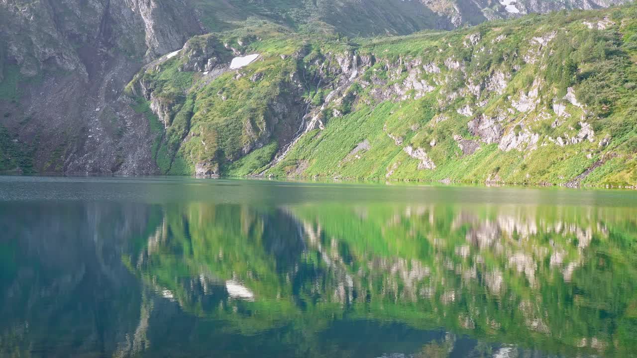 壮观的湖泊，山脉，树木，清澈的蓝色水反映山脉，伊凡诺沃湖，哈卡斯，俄罗斯视频素材