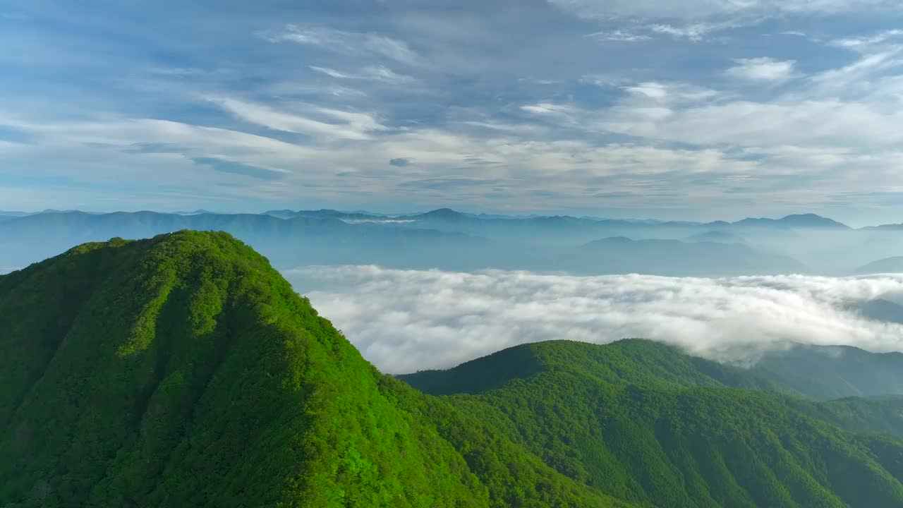 山区的清晨是一个清爽的初夏视频素材