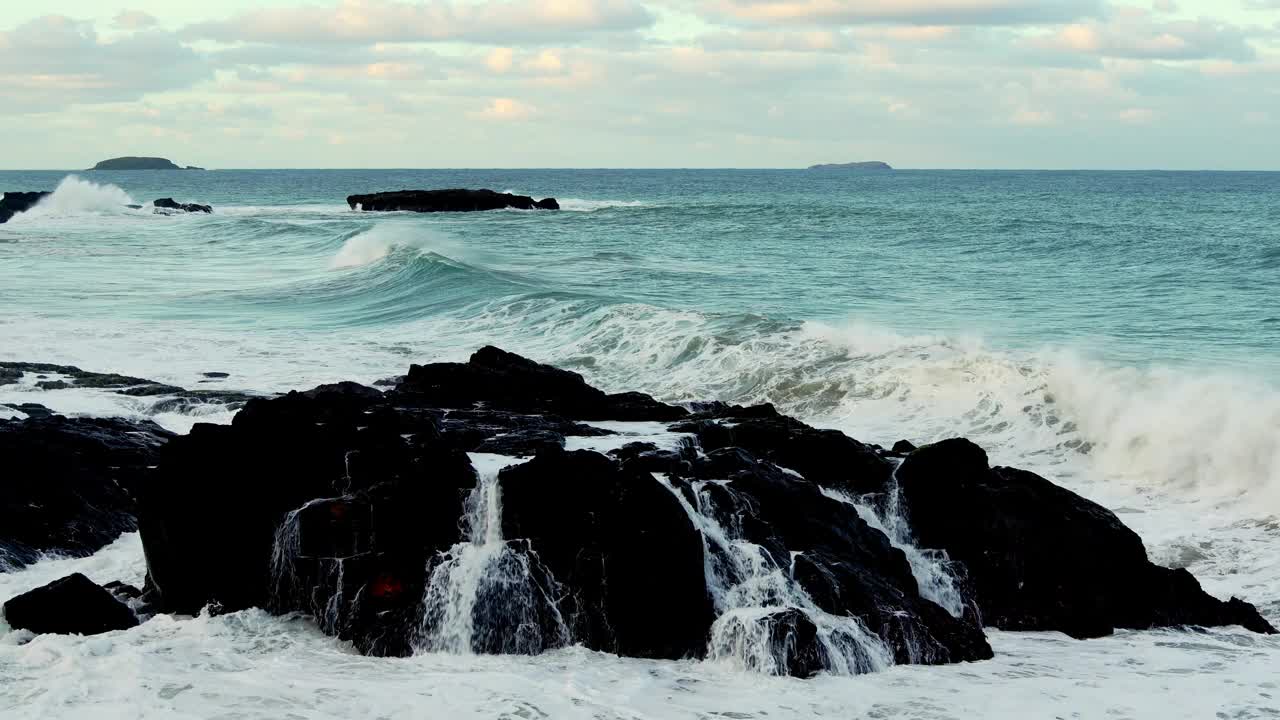 强大的巨大海浪冲击着巨大的岩石，岩石岬角，海岸特征，考夫斯港，澳大利亚。视频素材