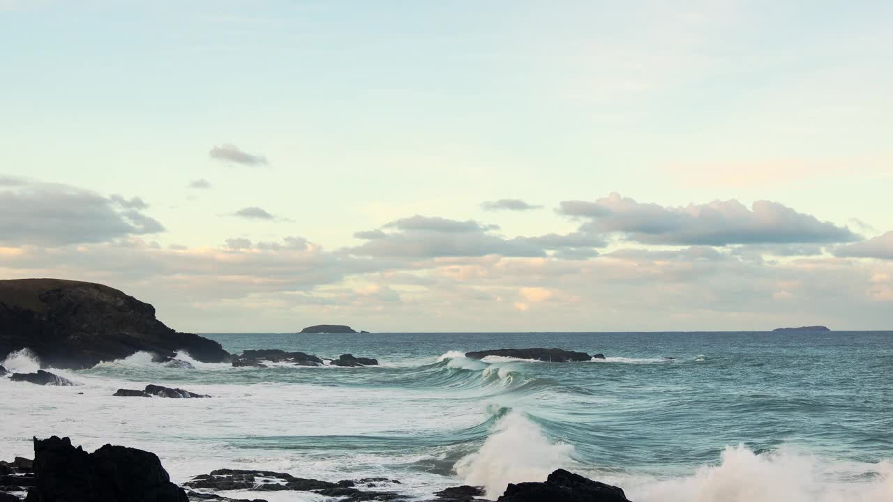 澳大利亚科夫斯港海岸岬角，强大海浪冲击海岸的夜景。4K视频视频下载