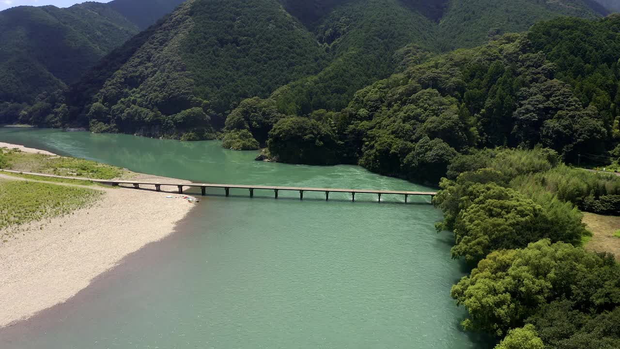 勝間沈下橋（高知県四万十川）视频素材