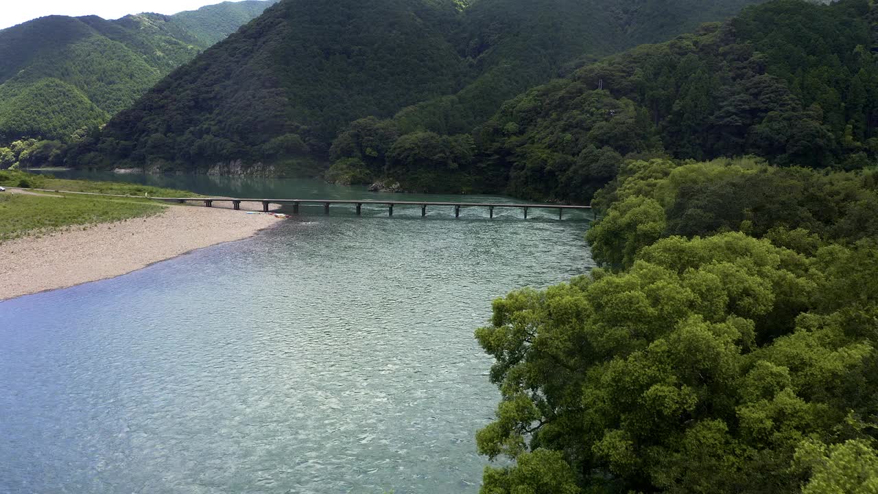 勝間沈下橋（高知県四万十川）视频素材