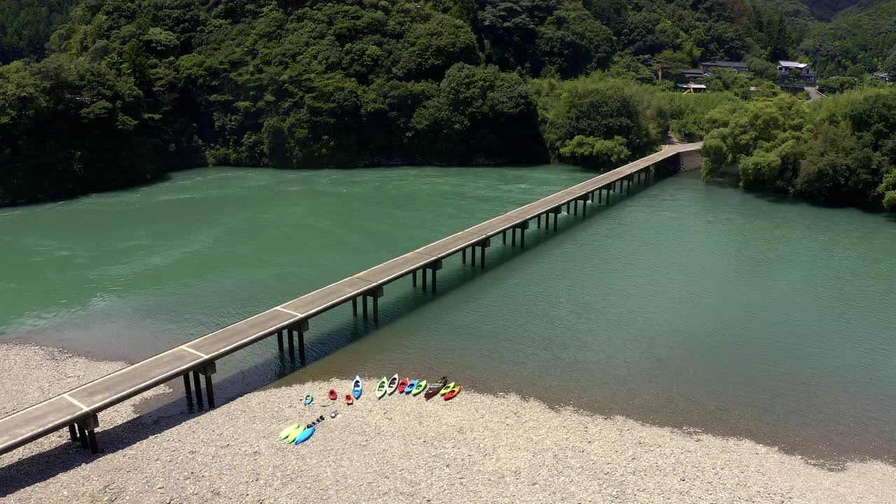 勝間沈下橋（高知県四万十川）视频素材