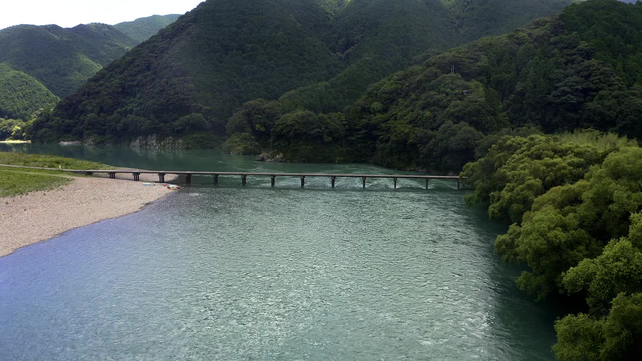 胜马潜水桥(高知县岛漫河)视频素材