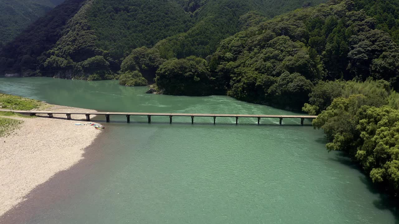 勝間沈下橋（高知県四万十川）视频素材