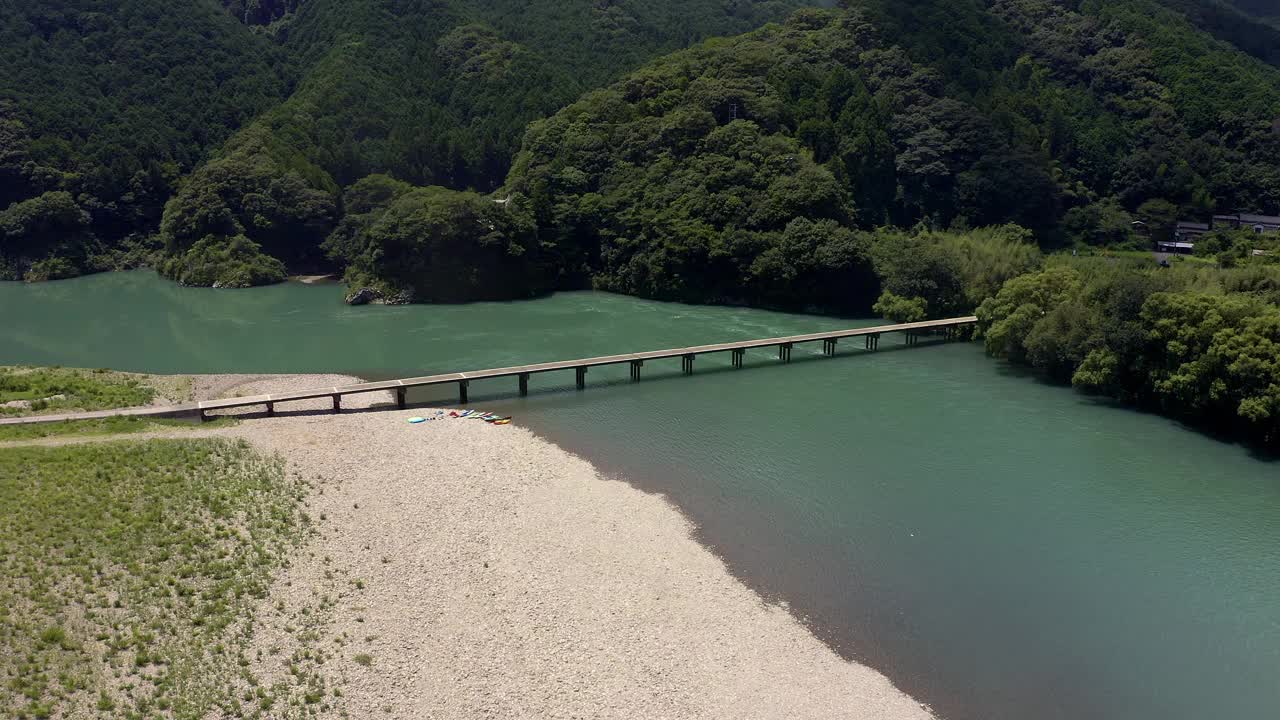 勝間沈下橋（高知県四万十川）视频素材