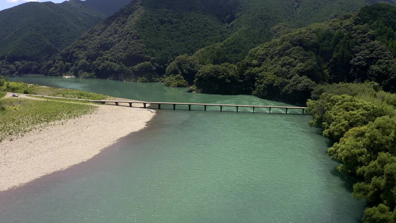 胜马潜水桥(高知县岛漫河)视频素材