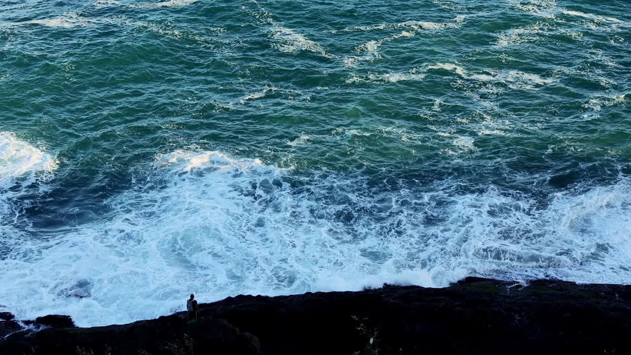 海浪冲击着岩石岬角。科夫斯港，澳大利亚。视频素材