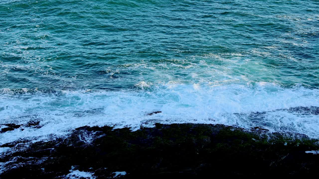 海洋海浪，海岸线，考夫斯港，澳大利亚。视频素材