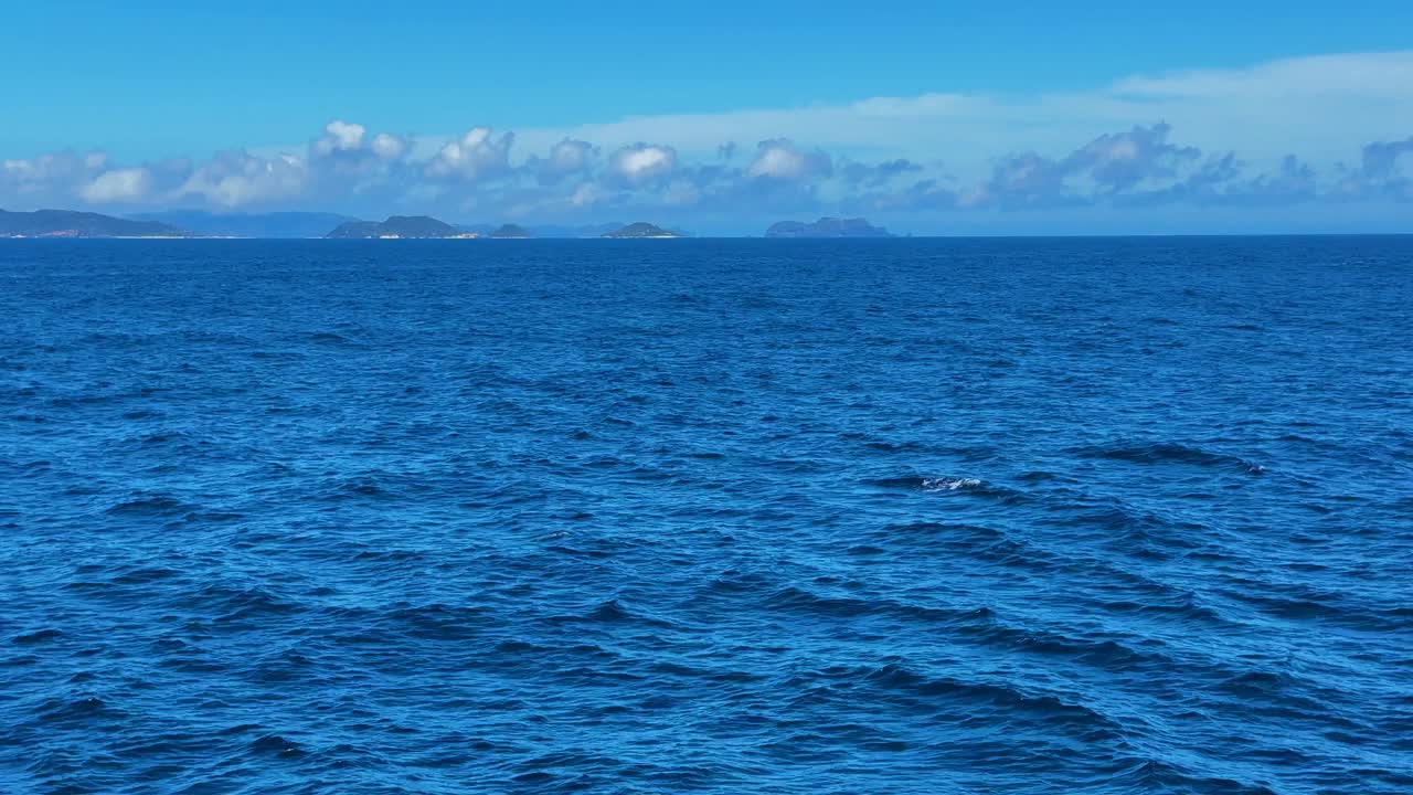 蓝色的海景，一艘从那霸开往卡拉马群岛的船视频素材