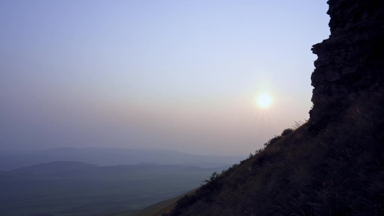 风景如画的日落，无数的云点缀着天空，俄罗斯哈卡斯的巽其山脉视频素材