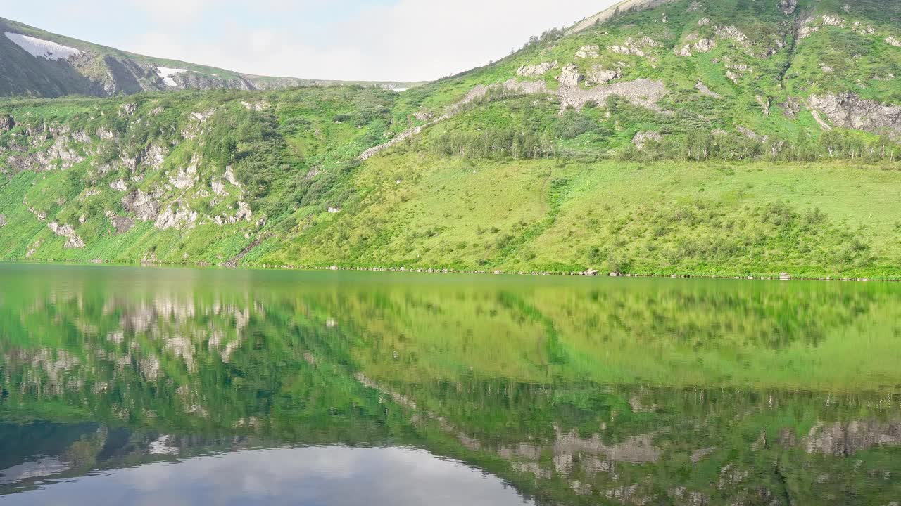 壮观的湖泊，山脉，树木，清澈的蓝色水反映山脉，伊凡诺沃湖，哈卡斯，俄罗斯视频素材