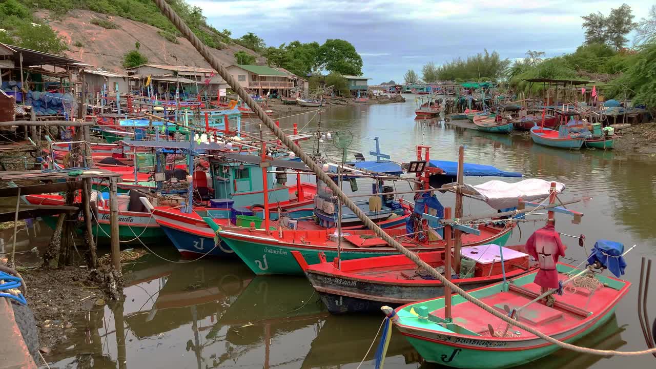 泰国南部的小渔村。渔船停在一条小河上，泰国，Prachuap Khiri Khan的Kao Takiab视频素材