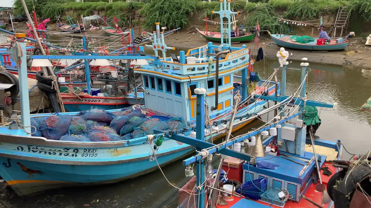 泰国南部的小渔村。渔船停在一条小河上，泰国，Prachuap Khiri Khan的Kao Takiab视频下载