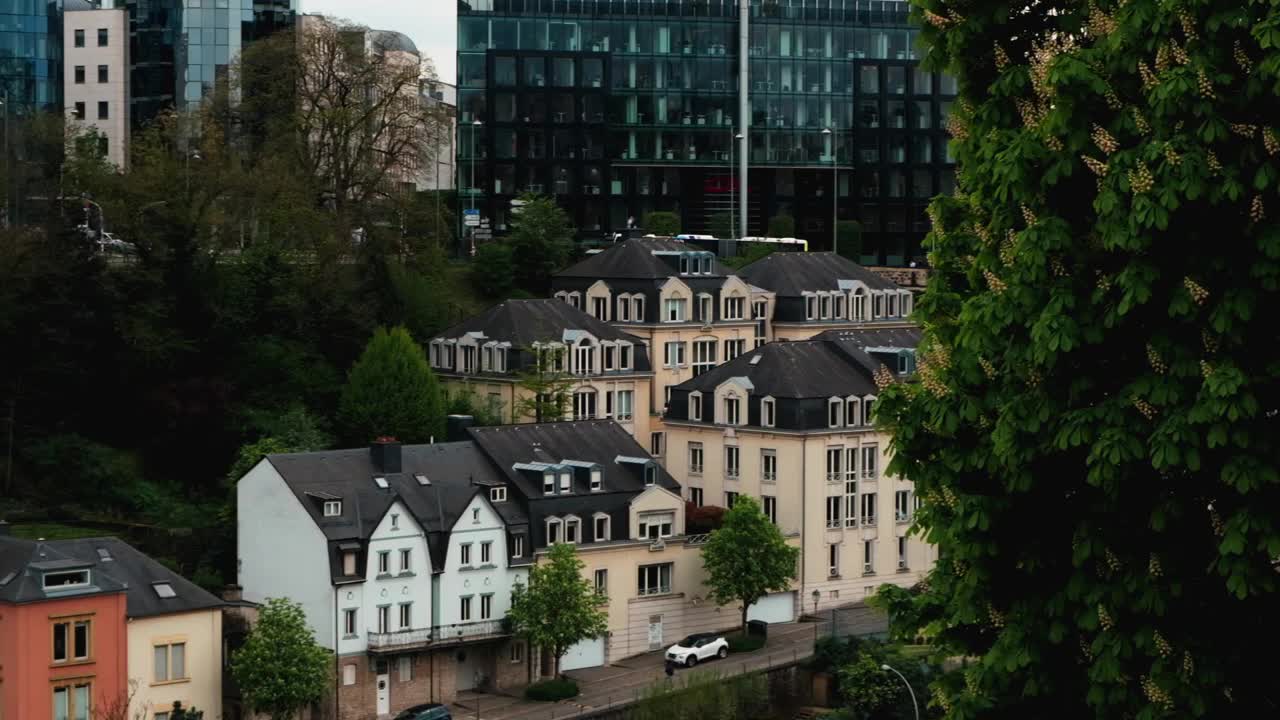 卢森堡古老历史部分的全景。城市在两条河流之间的山谷-阿尔泽特和佩特鲁斯。卢森堡大公国首都的鸟瞰图视频素材